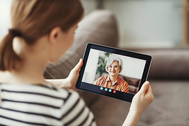 Frau mit Tablet im Videoanruf